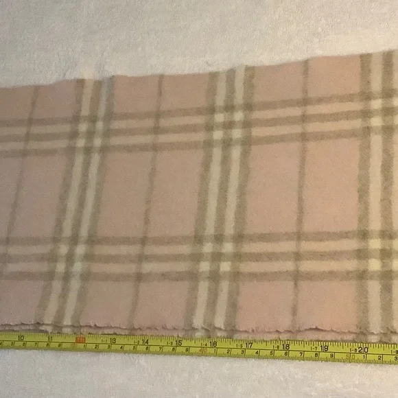 Burberry Classic Checkered Cashmere Scarf - Picture 2 of 3